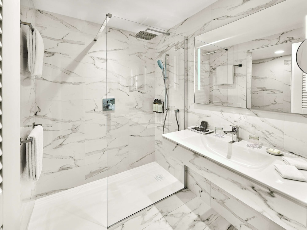 Riviera Suite, sea view, Kingsize bed or double beds thumbnail 6