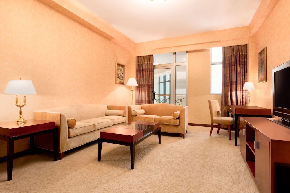 Suite, 1 King Bed, Non Smoking, Corner