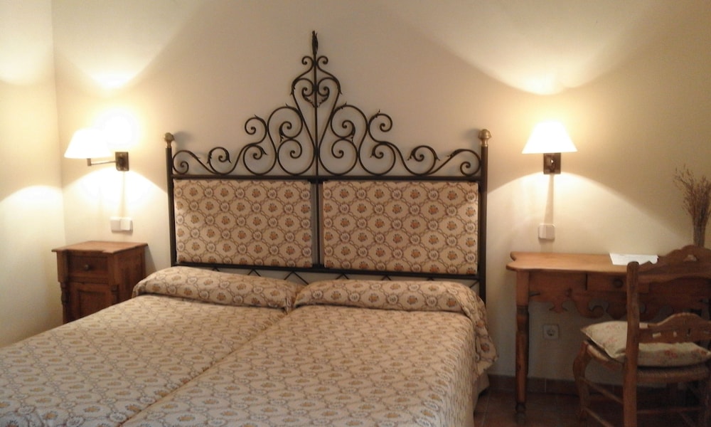 Twin Room (102)