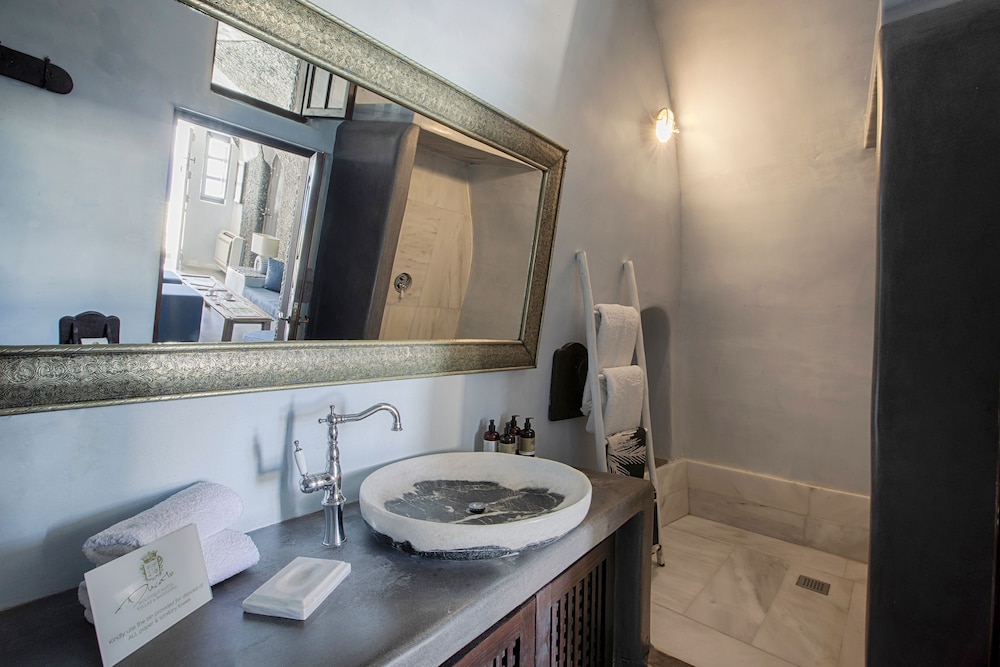 Grand Suite with Plunge Pool and Caldera View photo 2