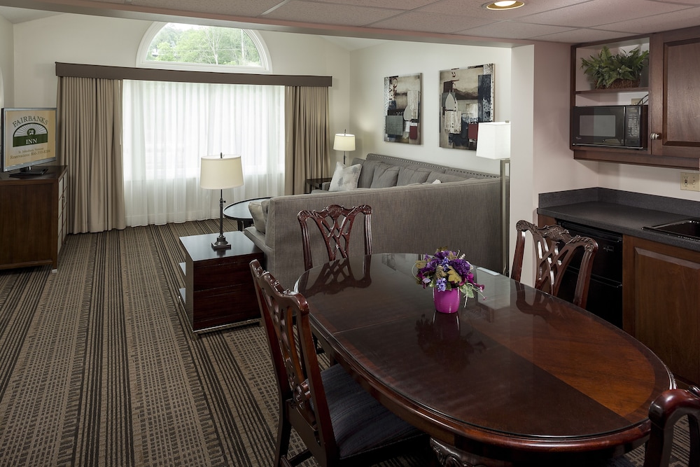 Deluxe Suite, 1 King Bed, Sofa Bed photo 3