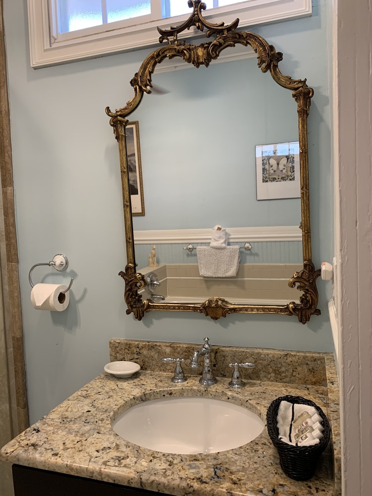 Luxury Suite, Multiple Beds, Private Bathroom, photo 6