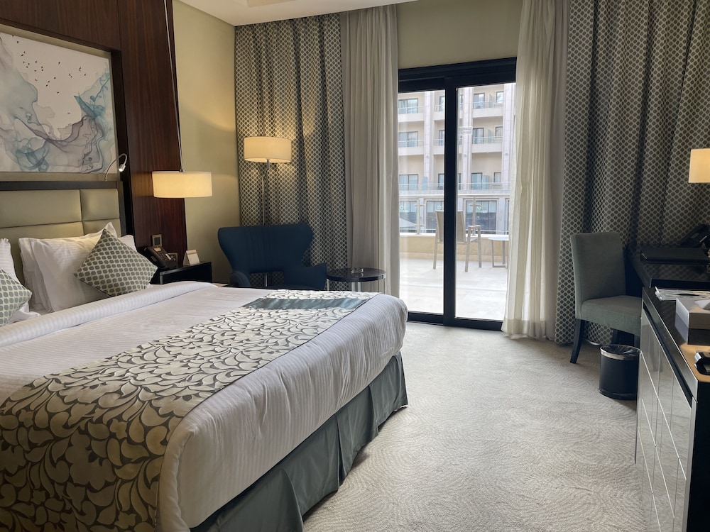 Deluxe Room, Pool View (King bed) - Photo 3