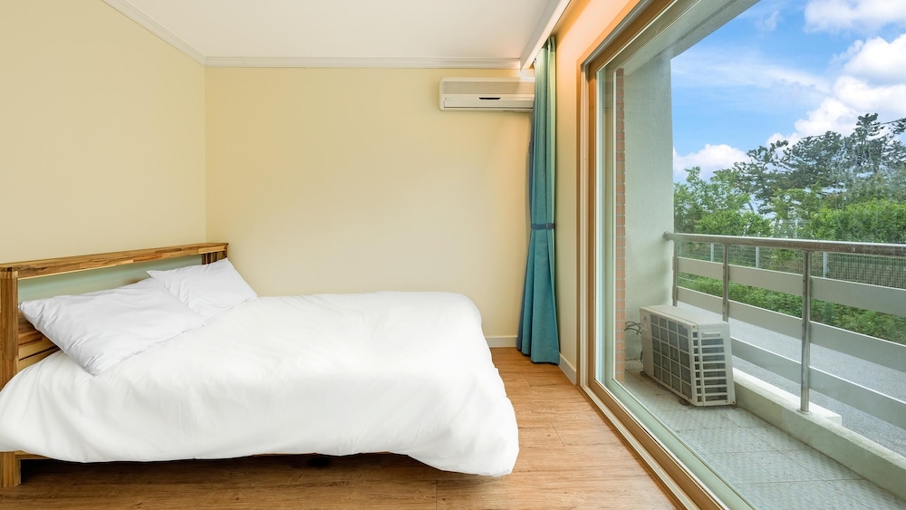 Basic Room, 1 Bedroom (102(Ocean View/No cooking)) - Photo 2