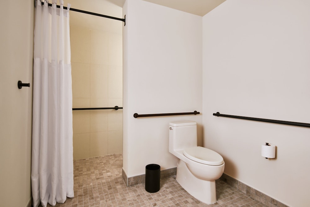Room, 2 Queen Beds (Mobility Accessible, Roll-In Shower) thumbnail 5