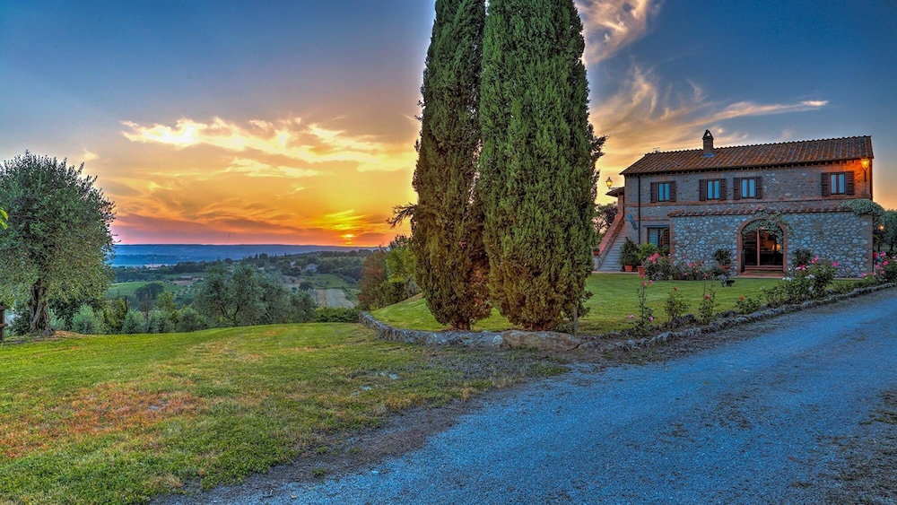 Villa photo 2