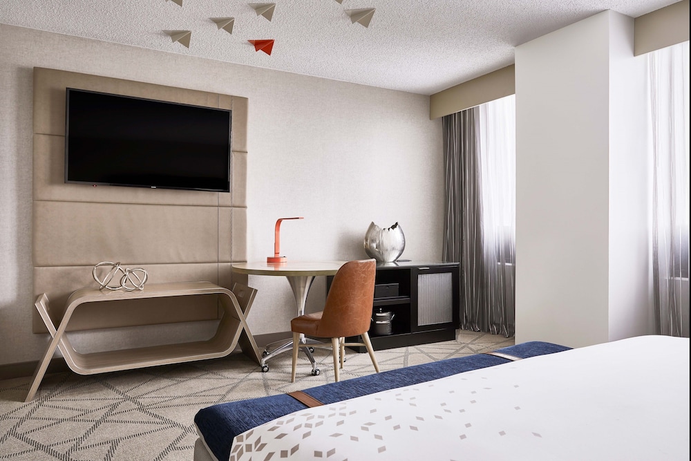 Room, 1 King Bed with Sofa bed (Mobility Accessible, Roll-in Shower) - Photo 2