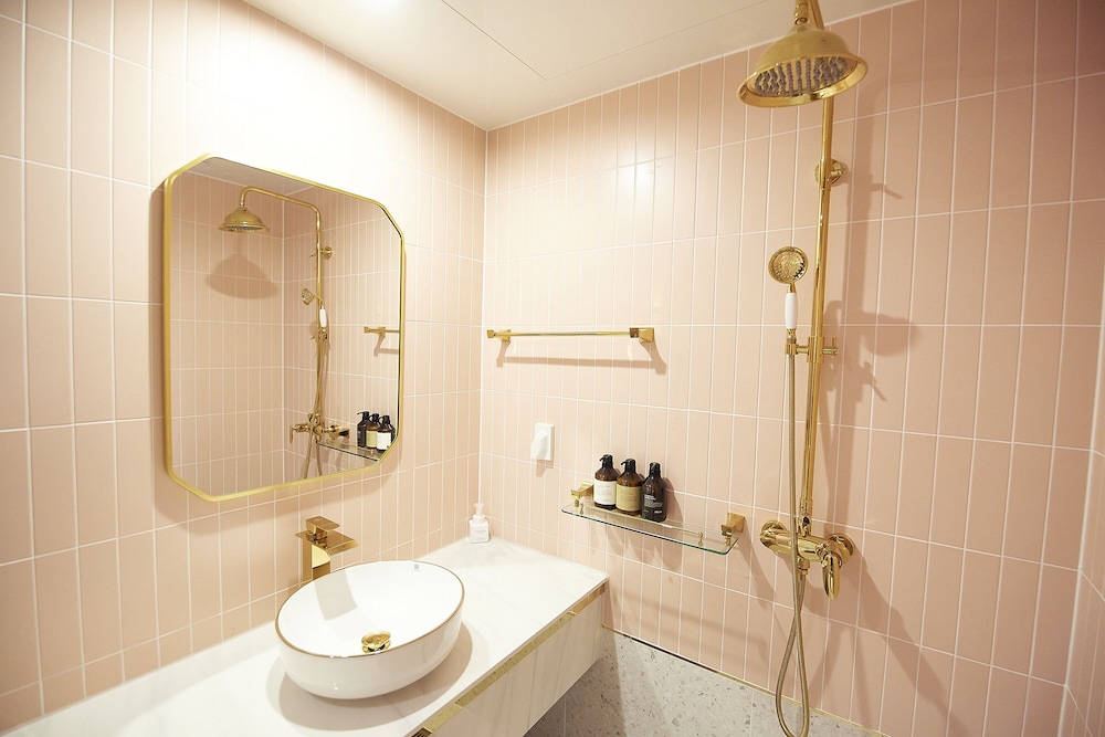 Standard Double Room - Photo 9