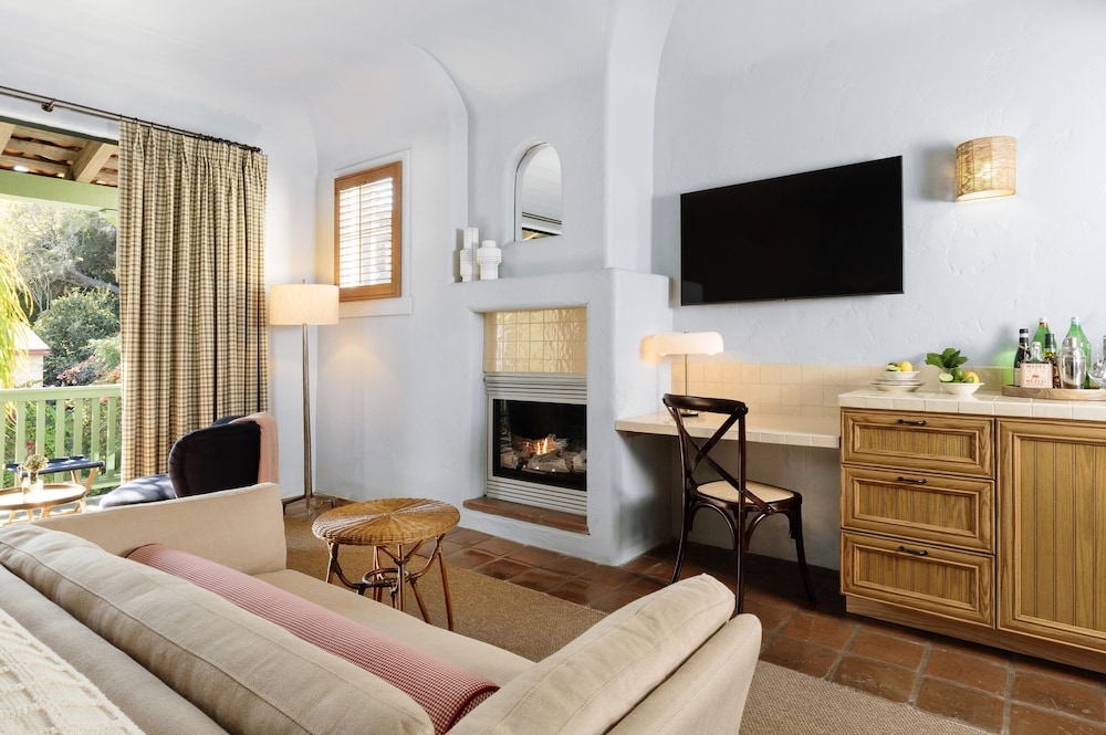 Superior Studio, 1 King Bed, Balcony (The Grand Studio), photo 6