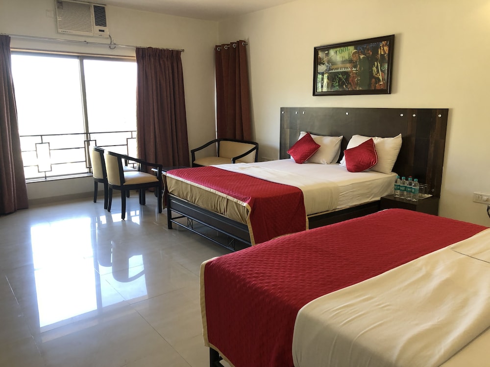 Deluxe Quadruple Room, 2 Double Beds, City View photo 1
