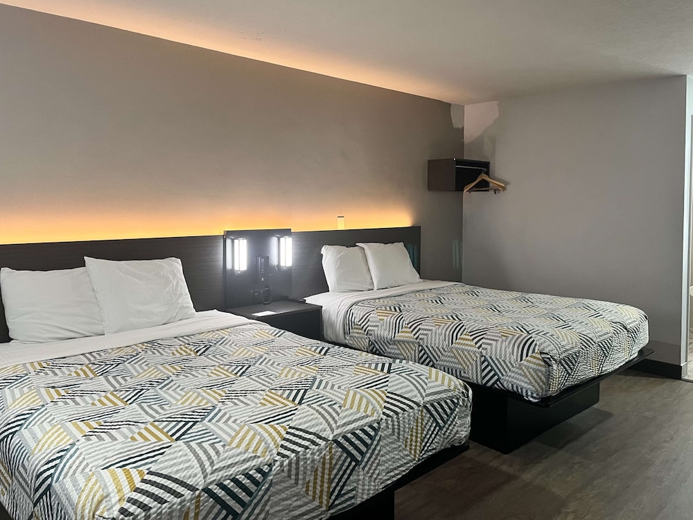 Suite, 2 Queen Beds, Non Smoking, Refrigerator photo 2