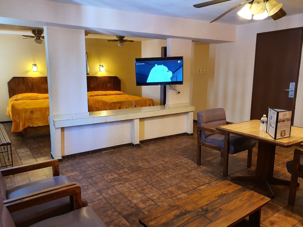 Executive Suite - Photo 4
