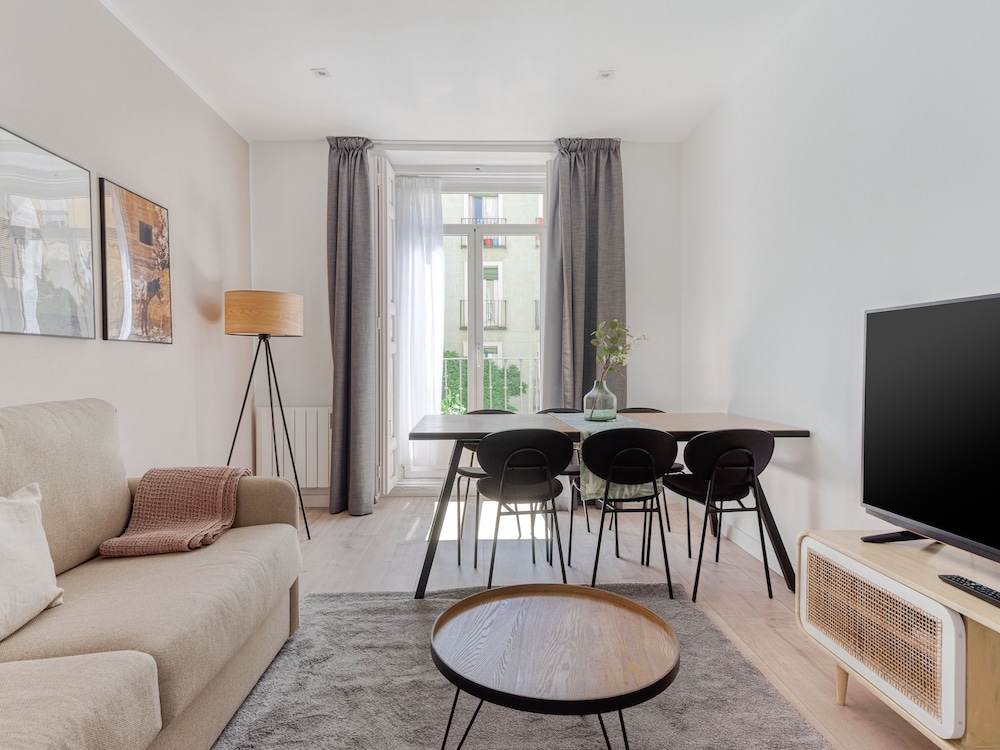 Two-Bedroom Apartment with Balcony photo 2