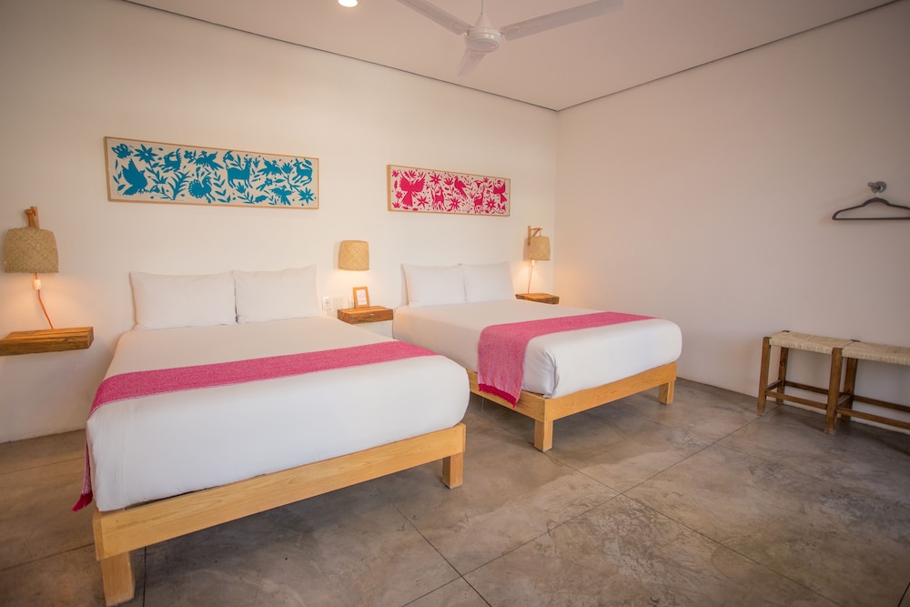 Signature Quadruple Room, 2 Queen Beds, Non Smoking
