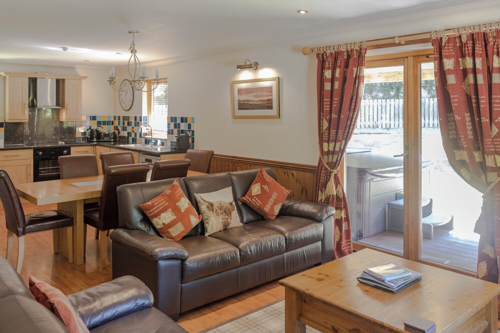 Chalet, 3 Bedrooms, Hot Tub (Montrose) photo 3
