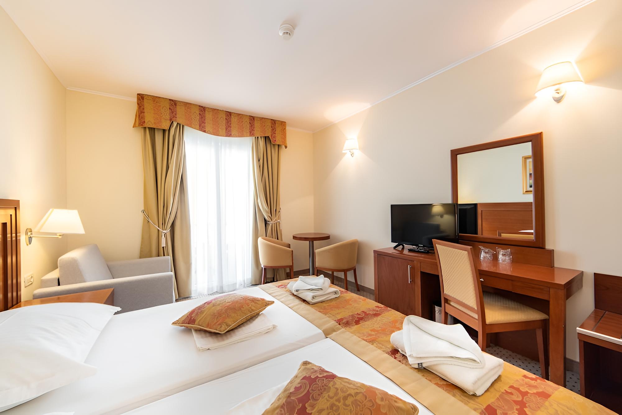 Standard Triple Room, Balcony, Park View photo 2