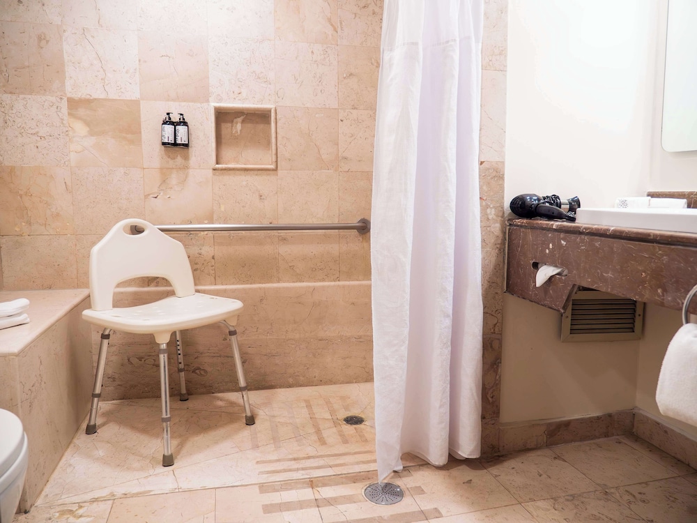 Room, 1 King Bed, Accessible (Roll-In Shower) thumbnail 6