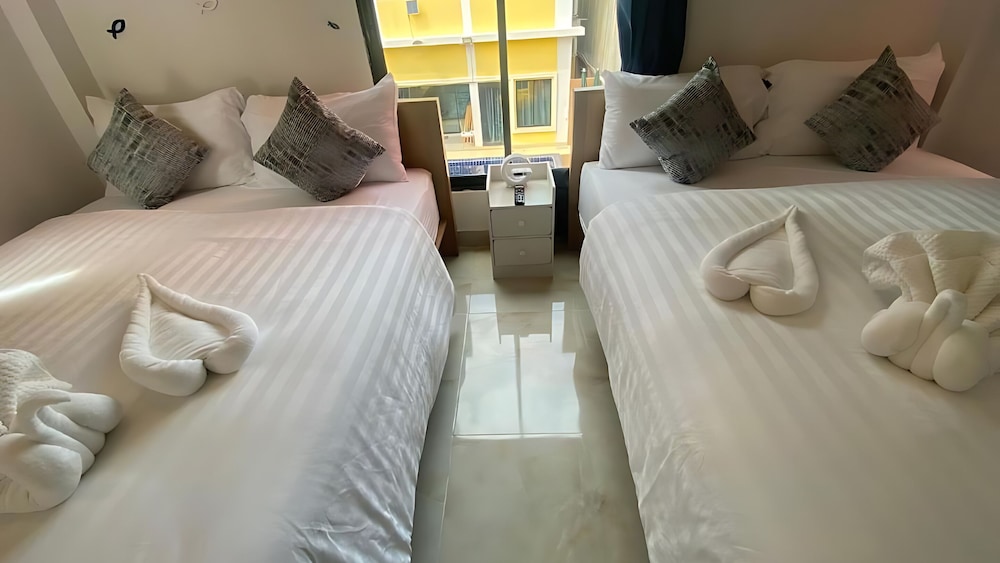 Deluxe Room, Pool View