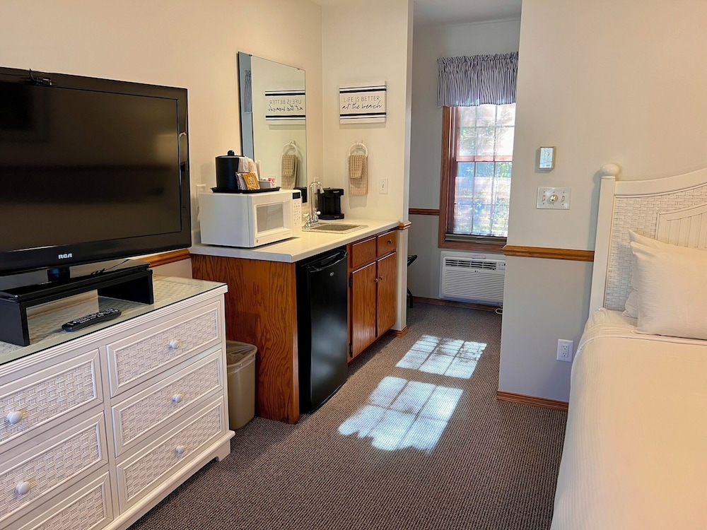 Queen, Partial Harbor View, w/ Rain Shower & Outdoor Table,  First Floor photo 1