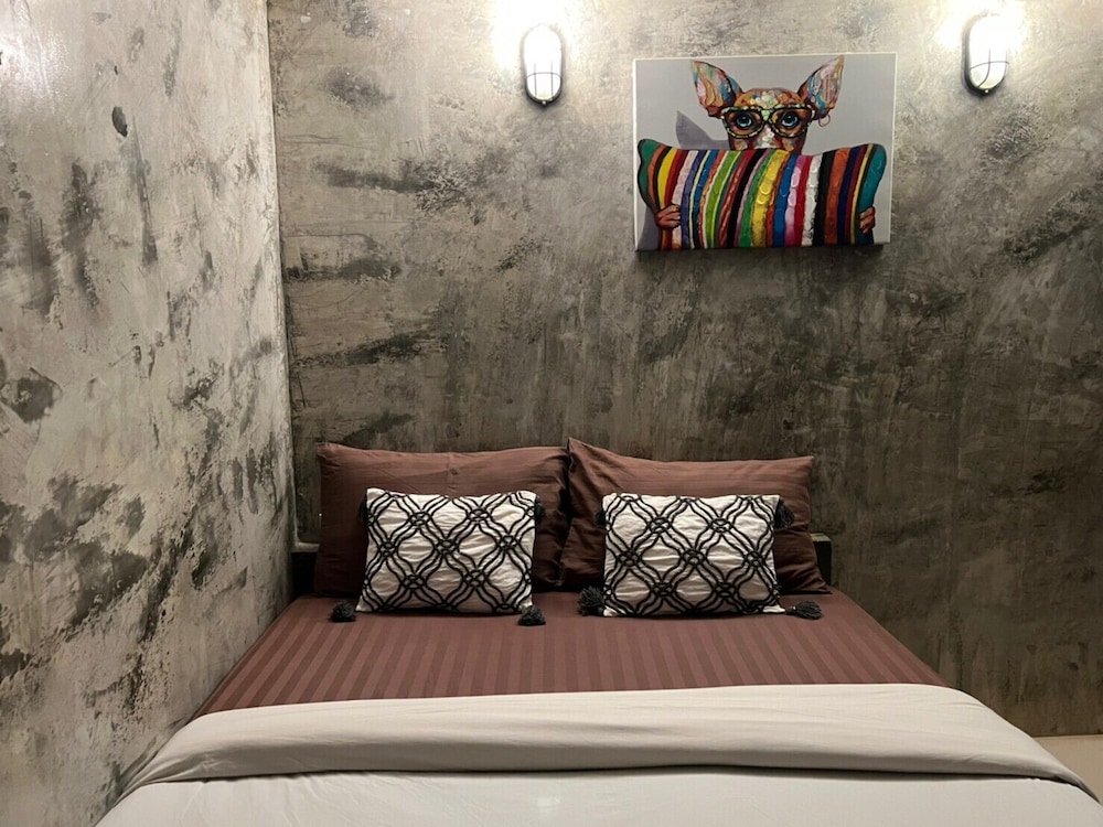 Basic Room, 1 Queen Bed - Photo 8