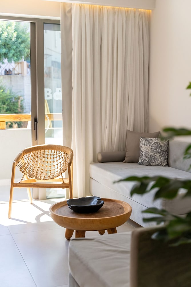 Deluxe Suite, 1 Bedroom, Partial Sea View
