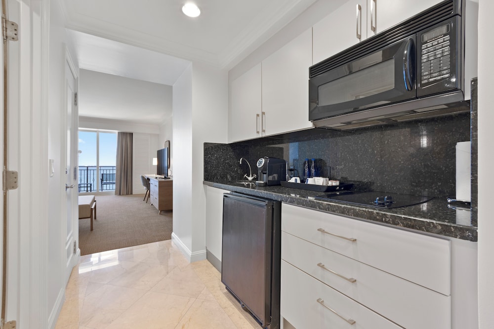 Studio, 1 King Bed, Oceanfront thumbnail 6
