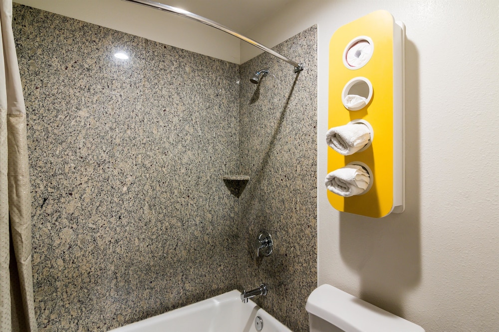 Deluxe Suite, 1 King Bed, Non Smoking, Refrigerator & Microwave - Photo 15