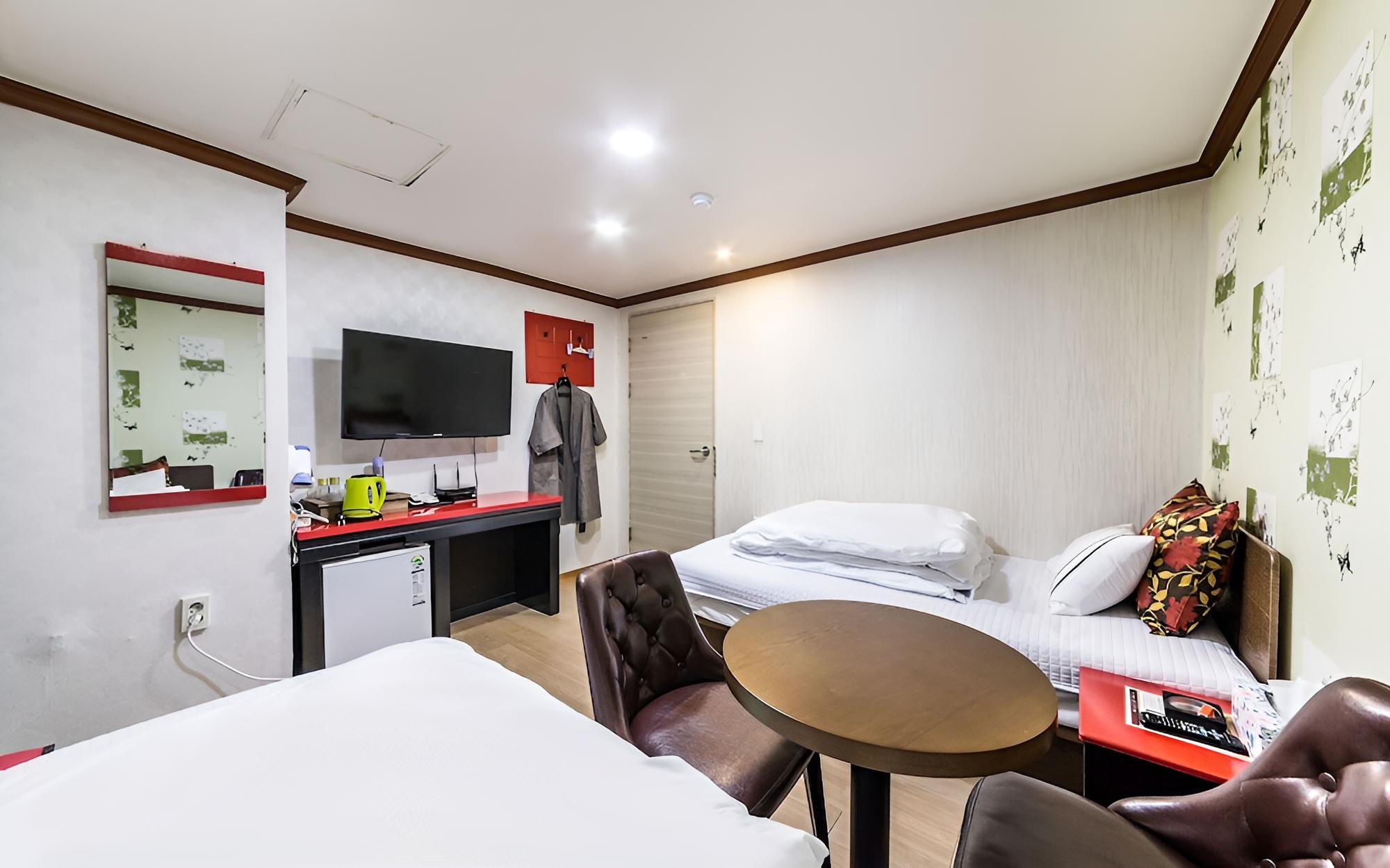Room (Twin) - Photo 2