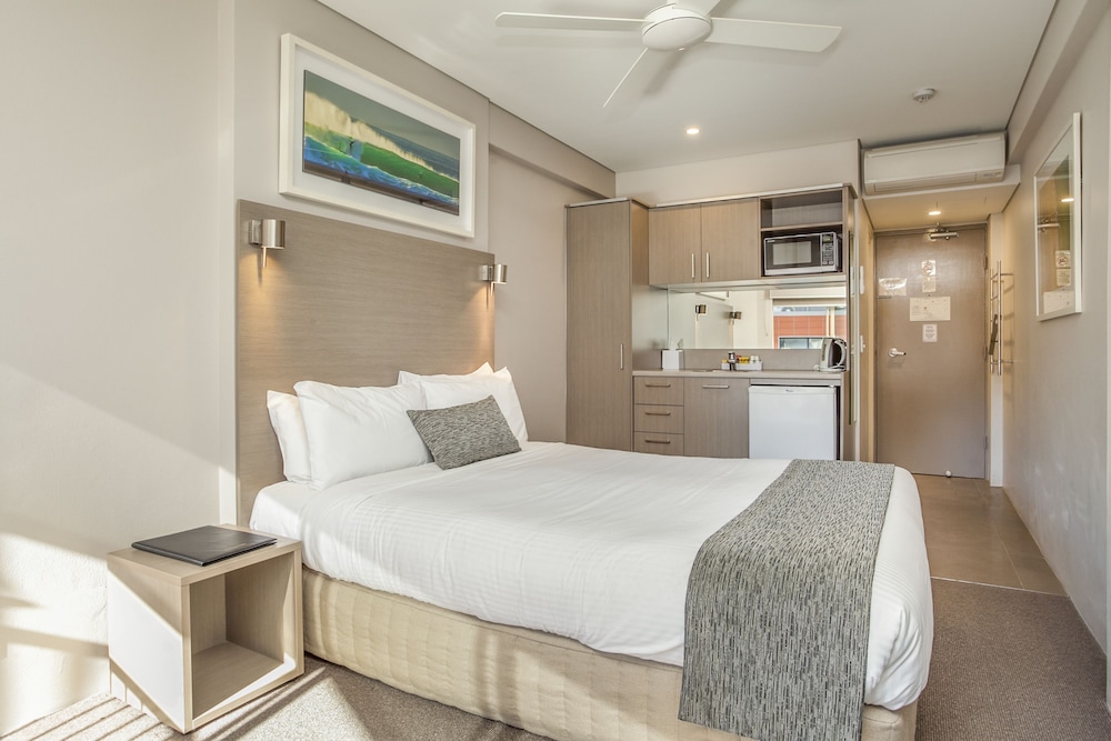 Standard Room, 1 Queen Bed, Sea View thumbnail 5