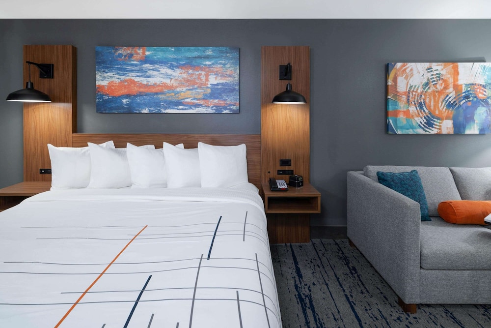 Room, 1 King Bed, Non Smoking - Photo 4