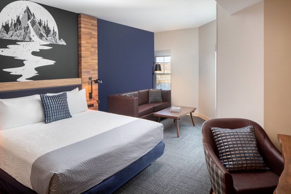 Suite, 1 King Bed with Sofa bed, Balcony, Lake View (Governors) - Photo 1
