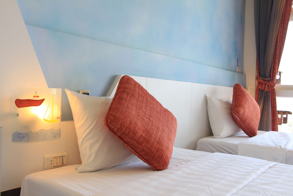 Signature Double or Twin Room, Multiple Beds, Non Smoking, Partial Sea View photo 3