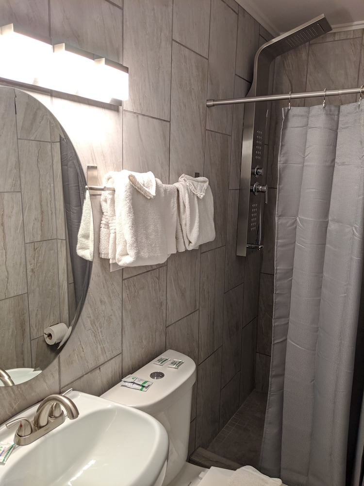 Deluxe Room, 1 Queen Bed, Non Smoking with Microwave and Refrigerator photo 1