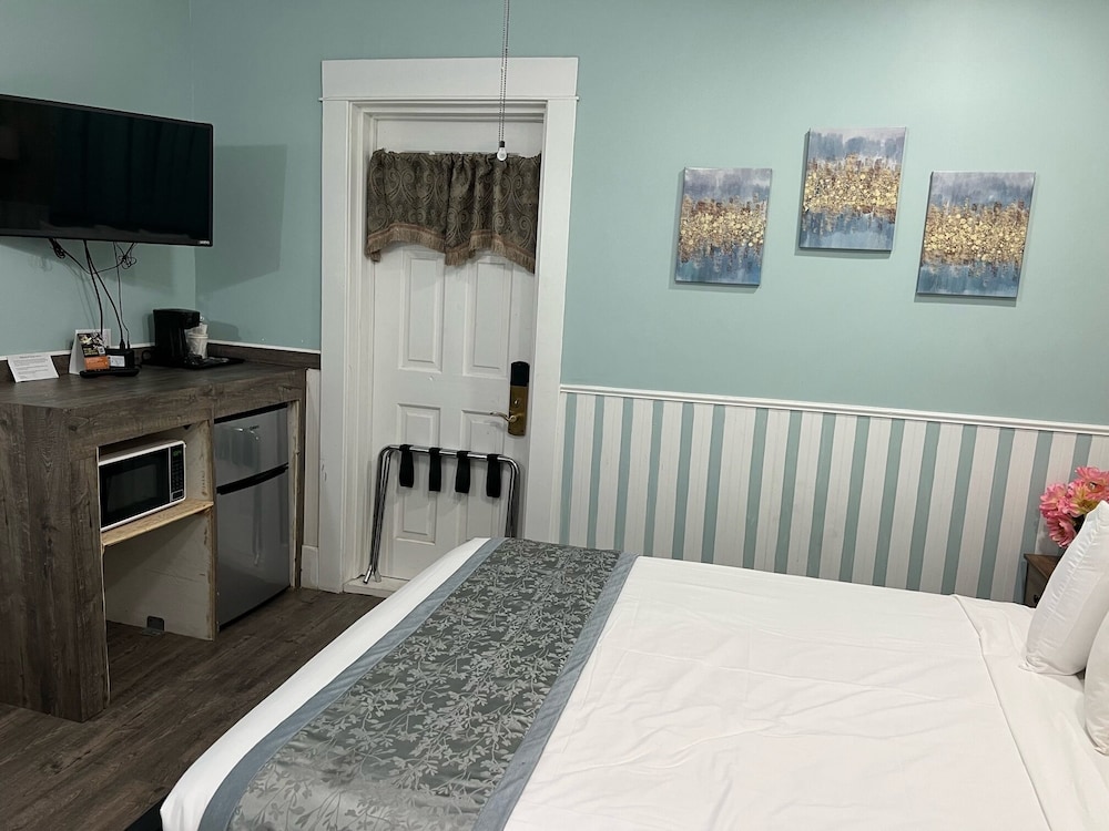 Basic Room, 1 Queen Bed, Non Smoking