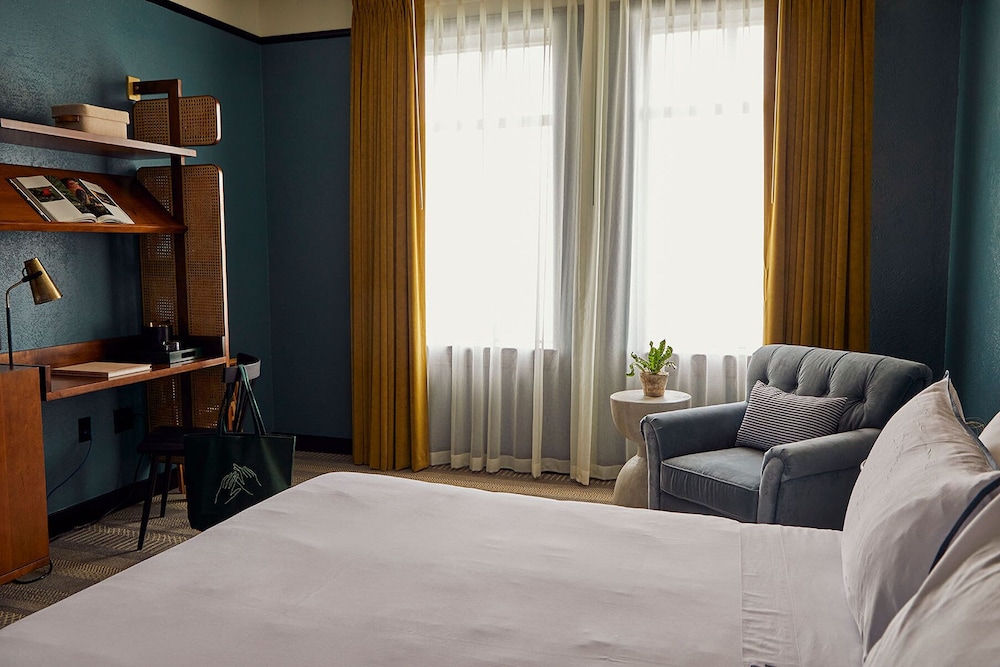 Premier Room, 1 King Bed (Artist's)