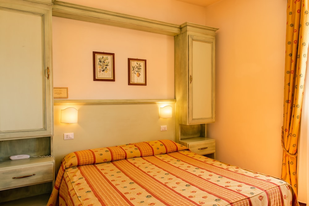 Basic Double or Twin Room, 1 Queen Bed photo 3