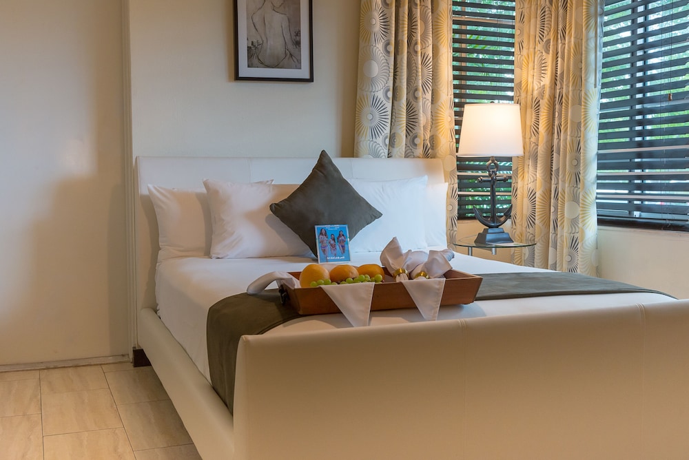 Two Bedroom Queen Suite - Photo 4