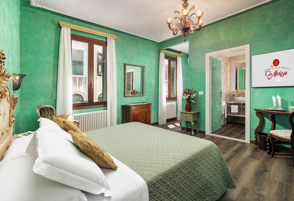 Deluxe Double Room, Canal View