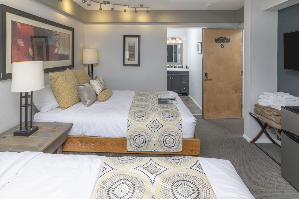 Deluxe Double Room, 2 Queen Beds, Private Bathroom (Not Pet Friendly) photo 1