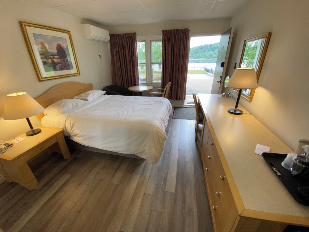 Economy Room, 2 Queen Beds, River View photo 2