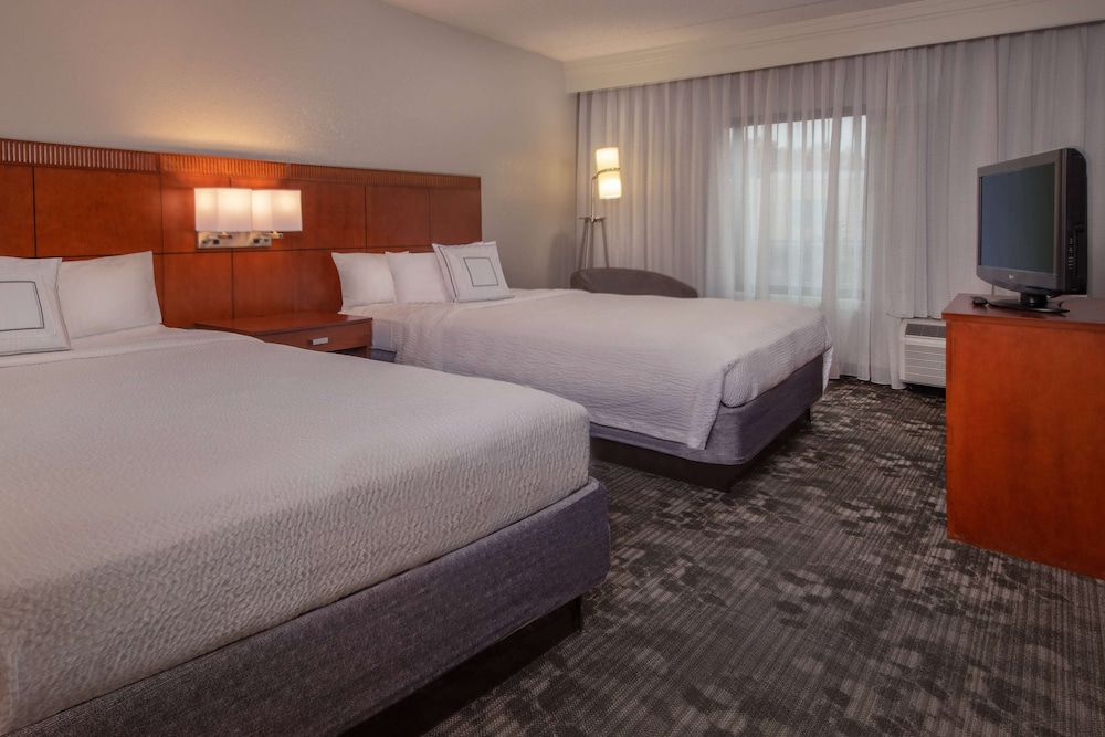 Deluxe Room, 1 King Bed with Sofa bed (Balcony & Courtyard View) - Photo 2