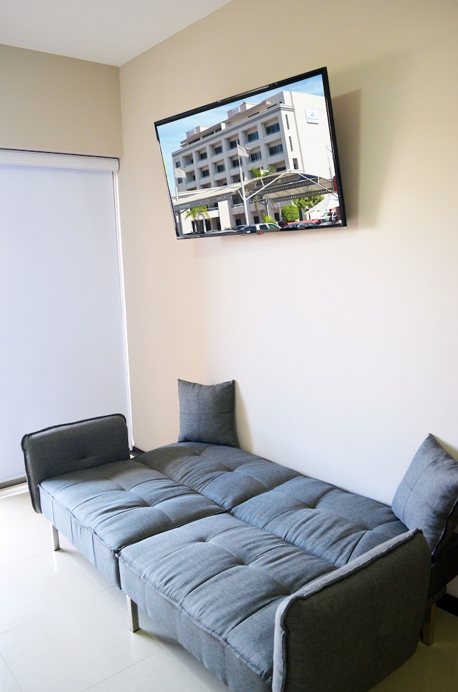 Deluxe Suite, 2 Bedrooms, Non Smoking photo 3