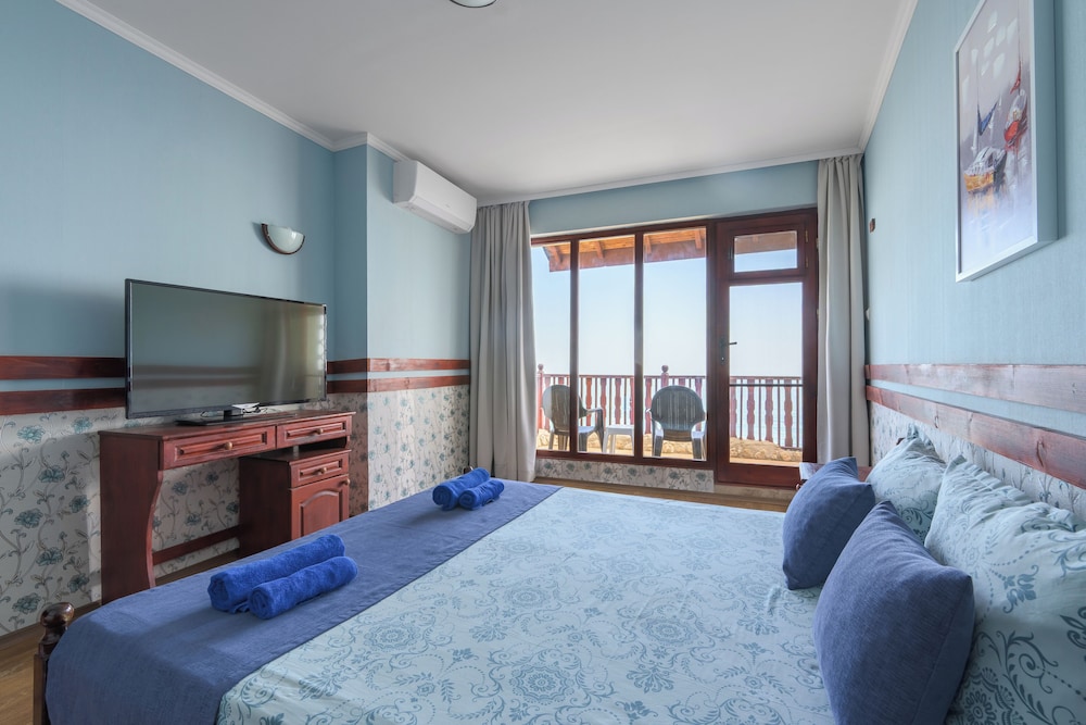 Family Room, Balcony photo 1