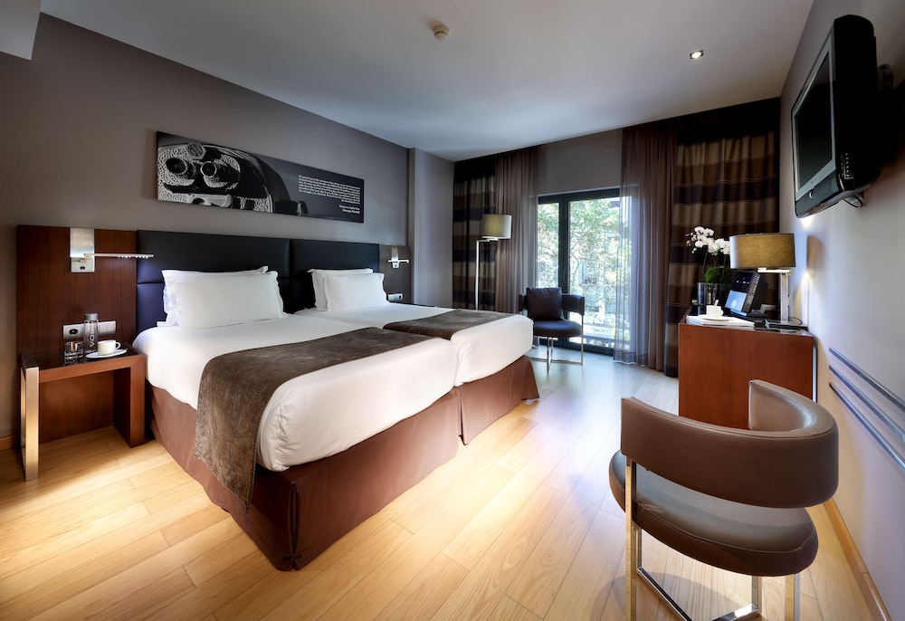 Available room thumbnail 6