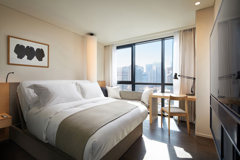 Comfort Double Room (65-inch Smart TV, Motion Bed) - Photo 1