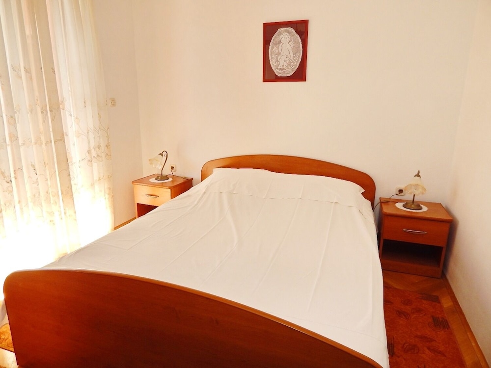 Apartment (Luce - family friendly & parking - A5)