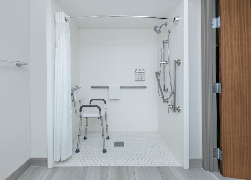 Suite, 2 Queen Beds, Mobility Accessible (Roll-In Shower) - Photo 5