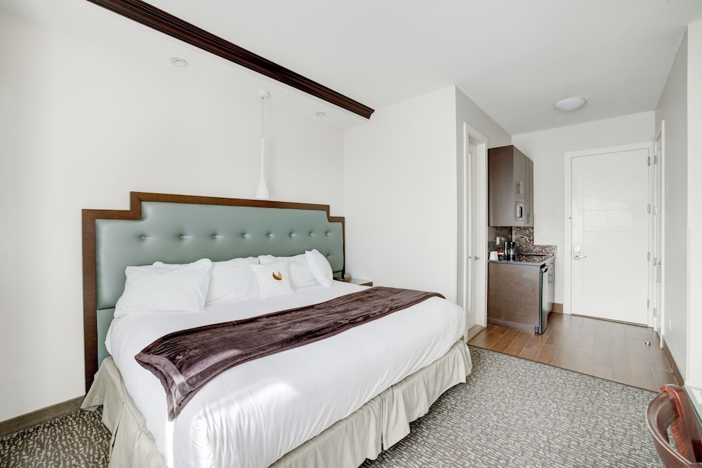 King Room with Balcony - Photo 4