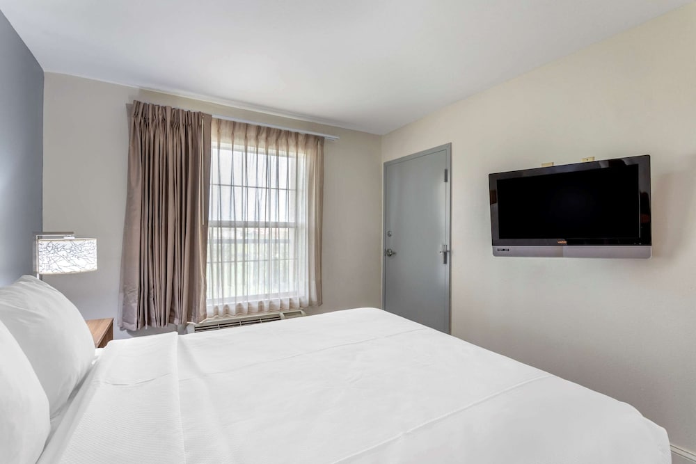 Room, 1 Queen Bed, Non Smoking (Efficiency) - Photo 4
