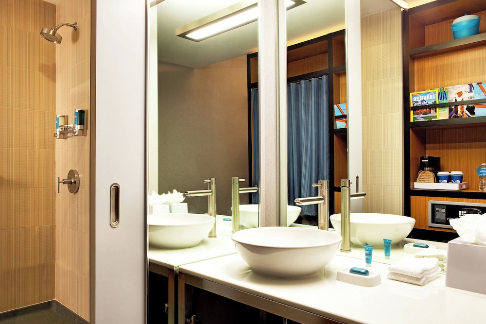 aloft, Room, 1 King Bed - Photo 2